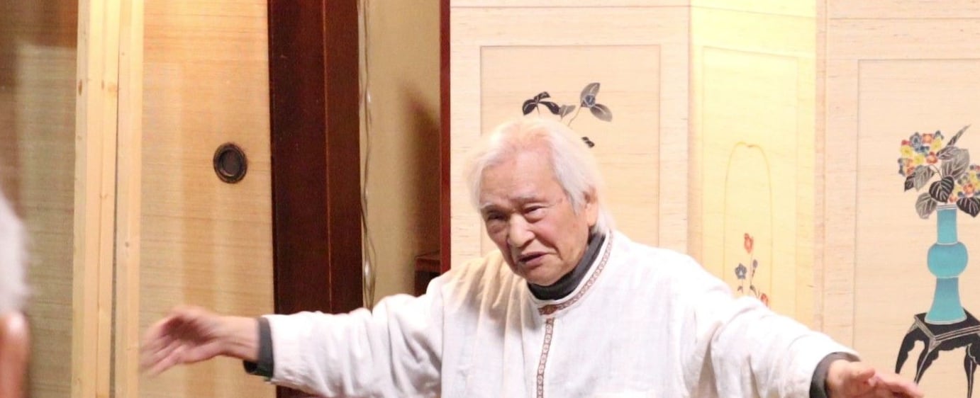 両腕を大きく広げて、身ぶりを交えて話す下平先生