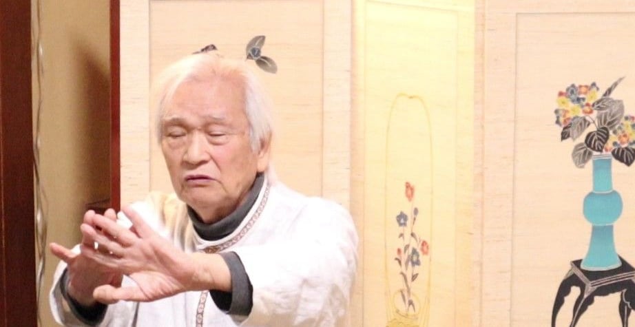 両手を前に差し出し、身ぶりで説明する下平先生