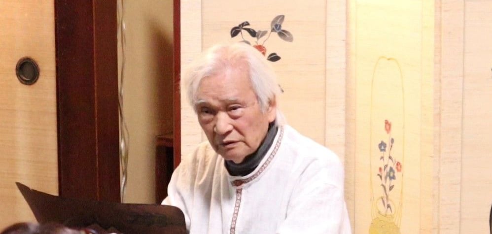 型紙を手に、会場を見つめる下平先生