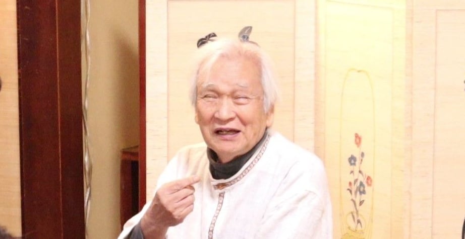 胸に手を当て、笑顔で話す下平先生