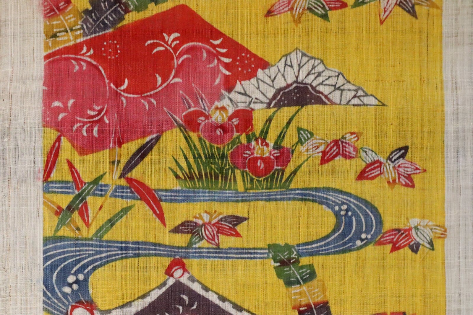 黄色の地に、草花と流れる水を染めた作品