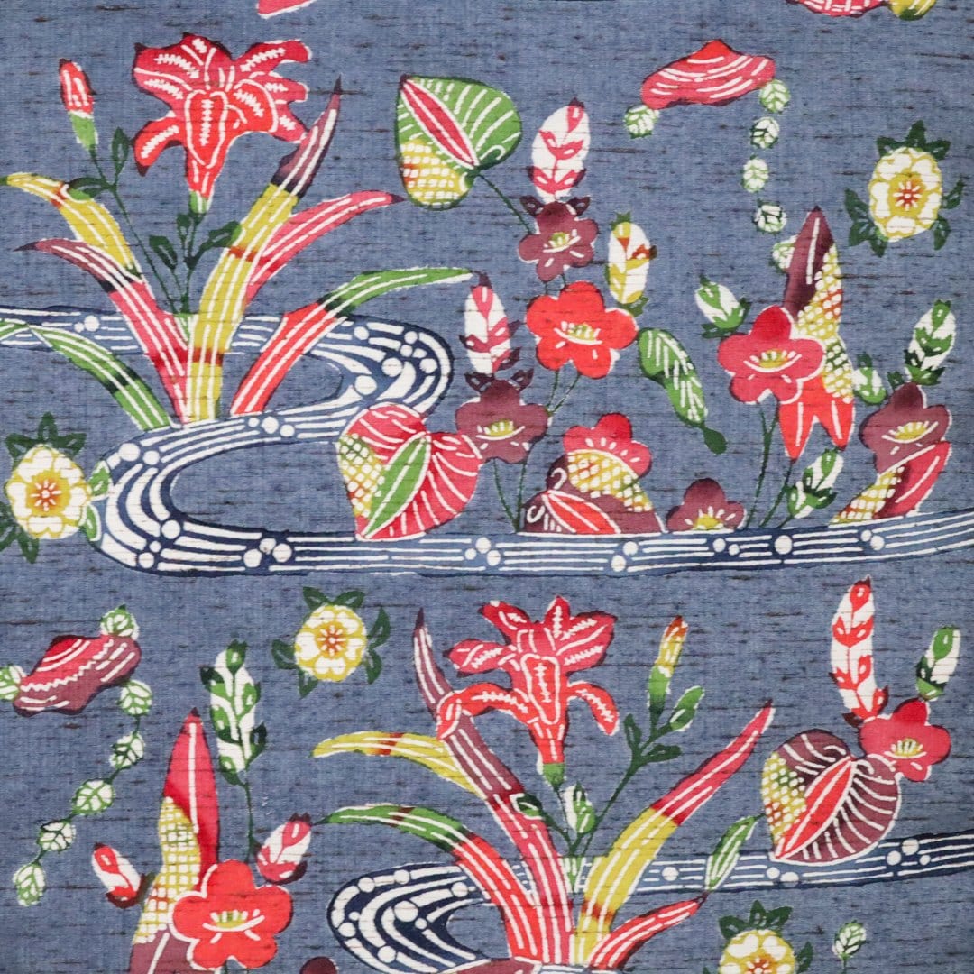 青灰色の地に、赤い草花と流れる水を染めた作品