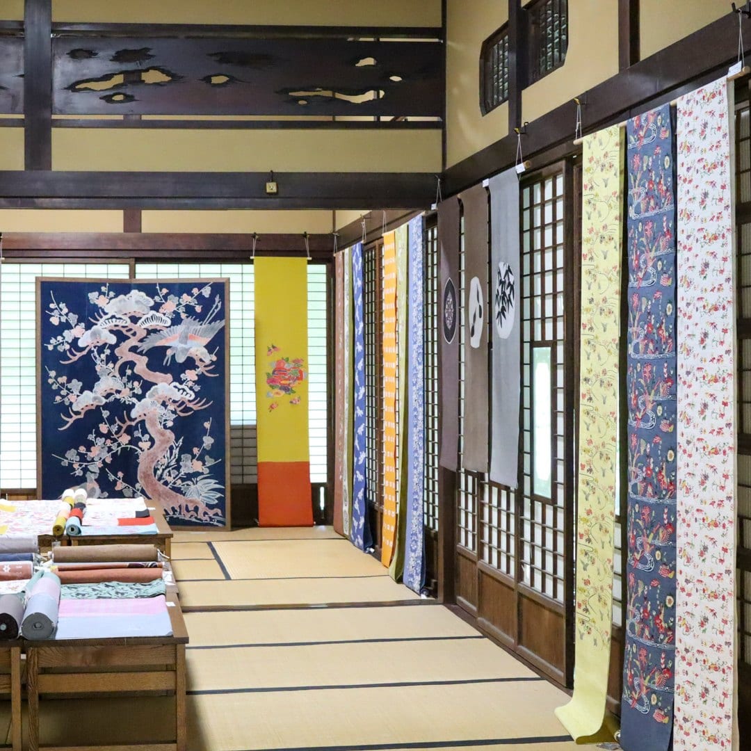 和室の奥から手前まで、染めの作品が並ぶ展示風景
