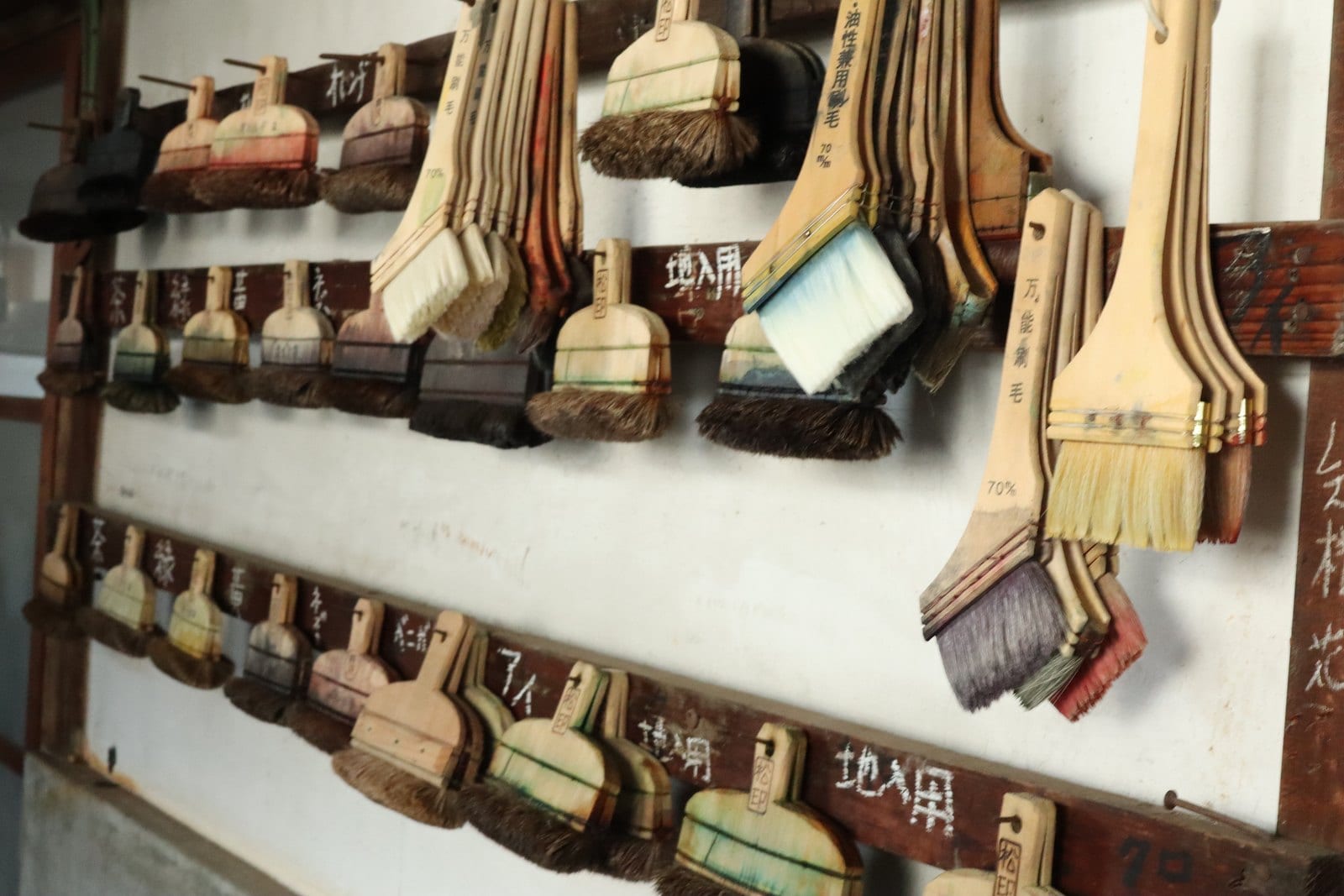 壁に並べて掛けられた大小の刷毛