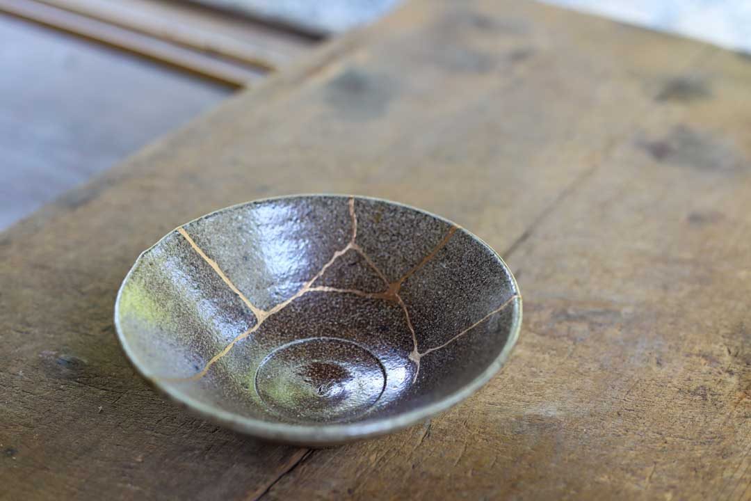 金継ぎで直した鉢（木の台の上・斜めから）