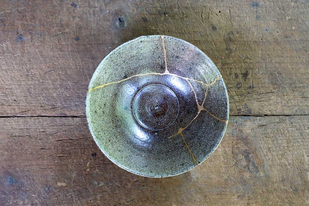 金継ぎで直した鉢（真上から）