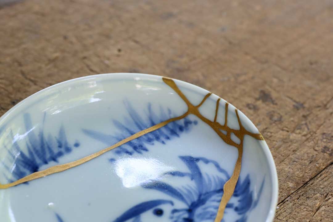 金継ぎで直した染付の皿（部分）