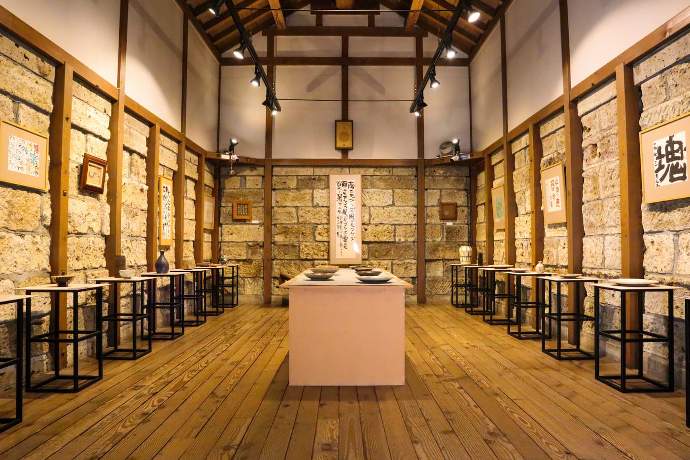 大谷石の石蔵ギャラリー — 作家の表現が空間に息づく展示